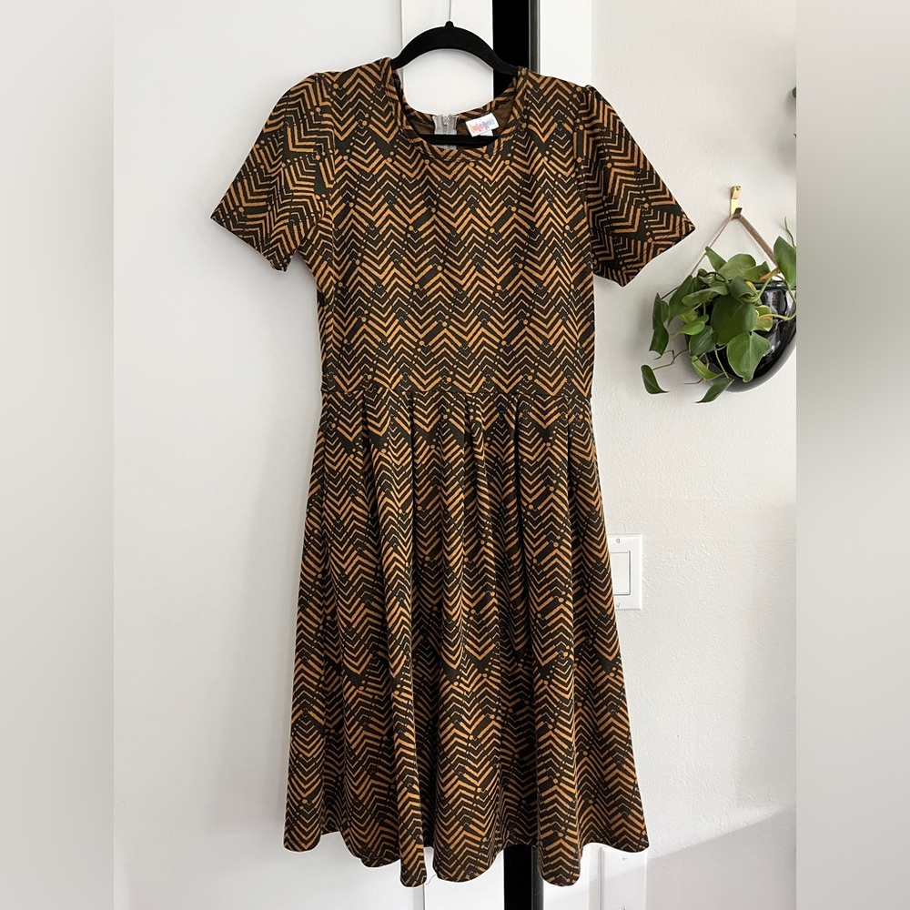 Lularoe Amelia size L jacquard fabric with pockets
